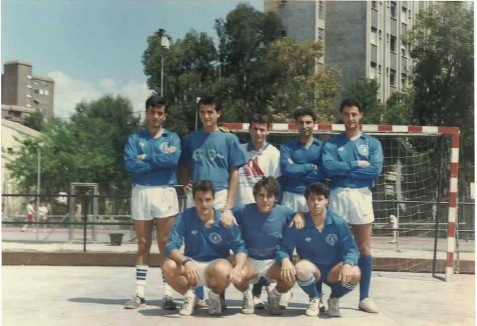 El equipo del Ausias, con la torre al fondo